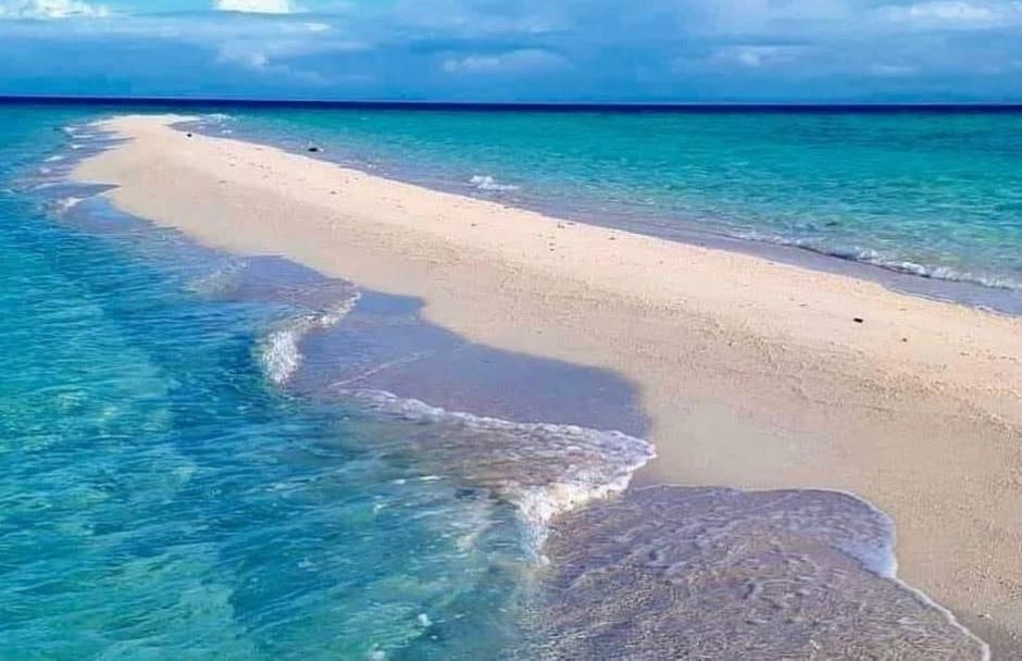 Palad Sandbar, a ribbon of white sand curving through turquoise water, one of the island-hopping destinations near Maniwaya